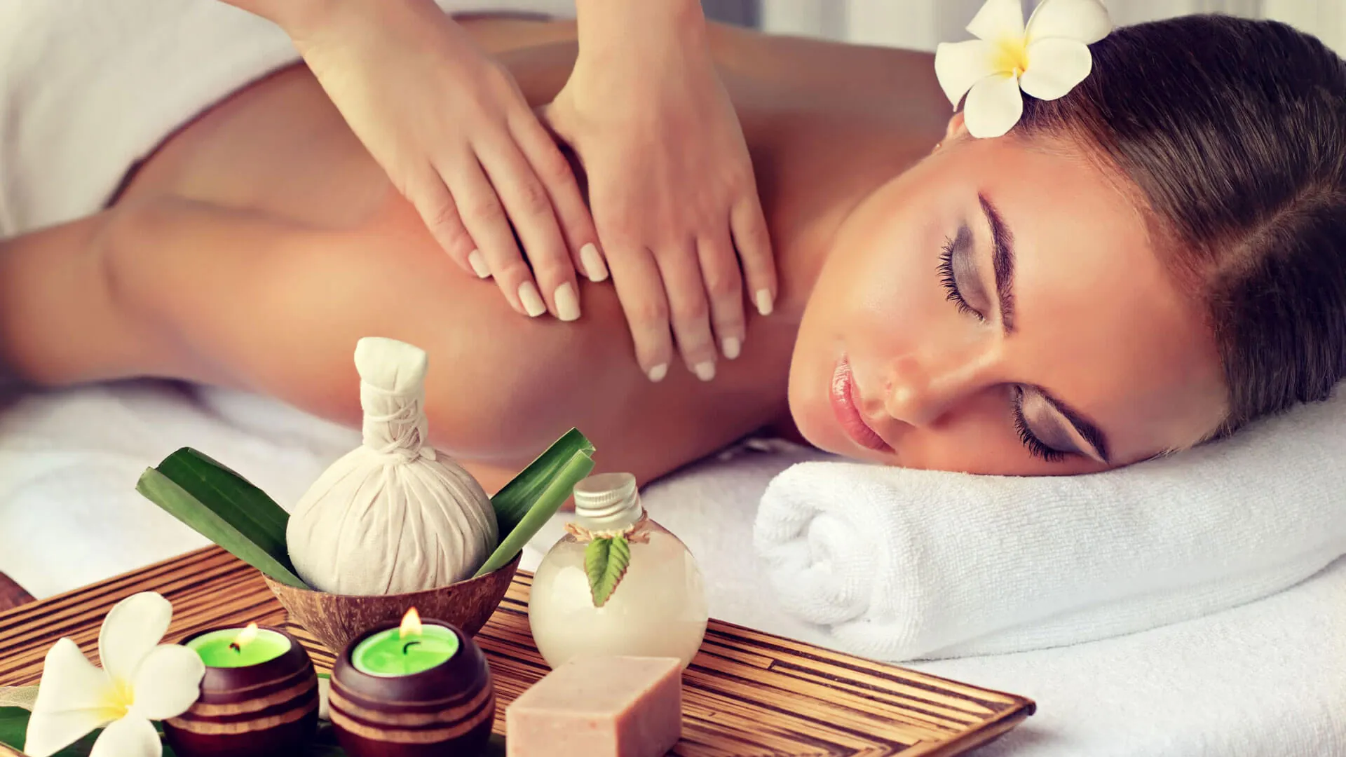Back massage with essential oils and herbal compresses