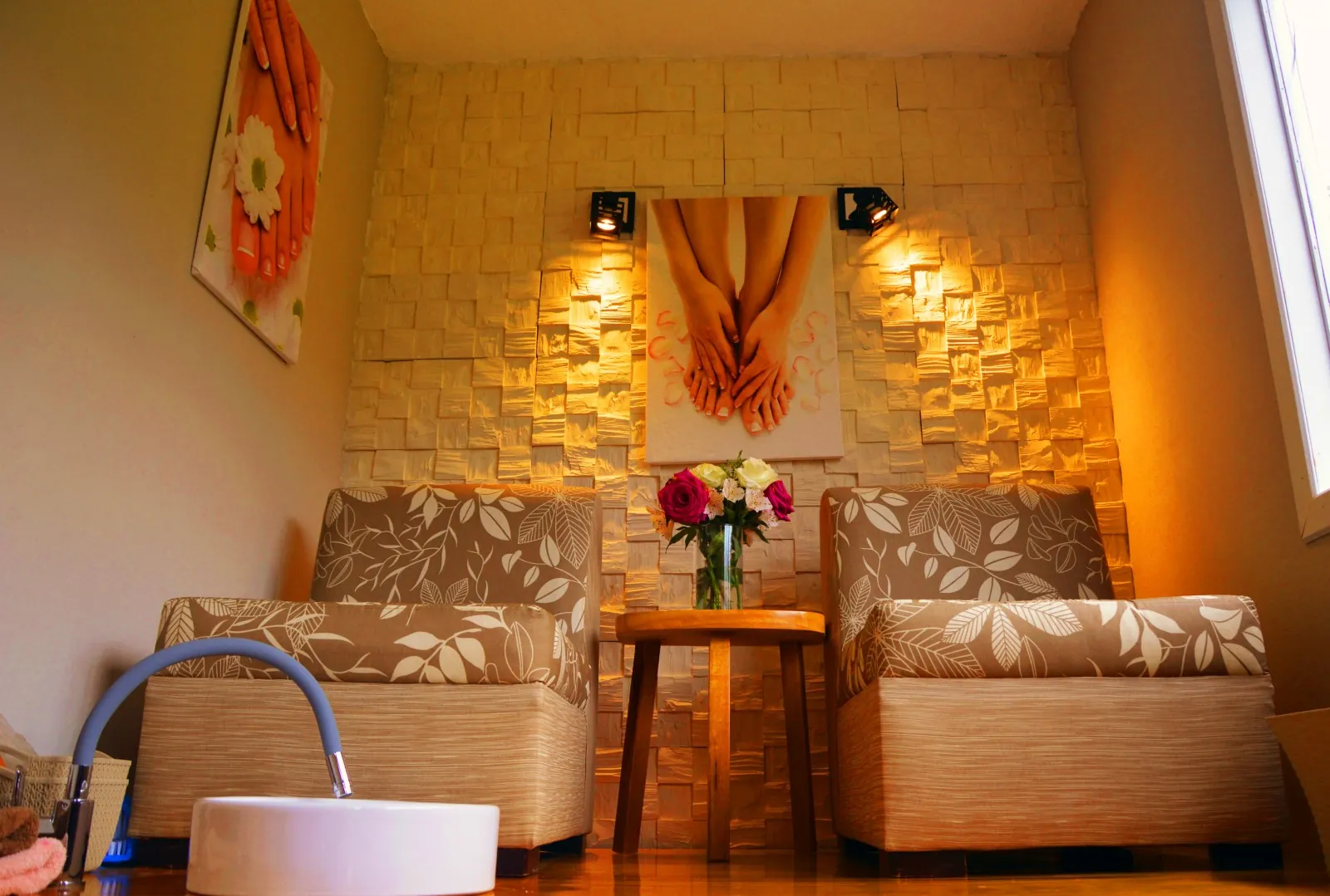 Relaxation room with armchairs and warm light at Mandragora Spa, Mindo